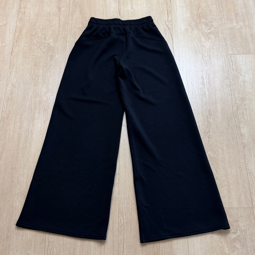 Spanx AIR ESSENTIALS Wide Leg Pant BLACK
Size XS PETITE - Picture 5 of 9